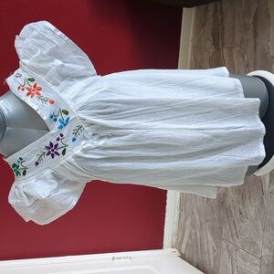 Artesan White Floral Embroidered Short Sleeve V-neck /Manta Cultura Women Blouse